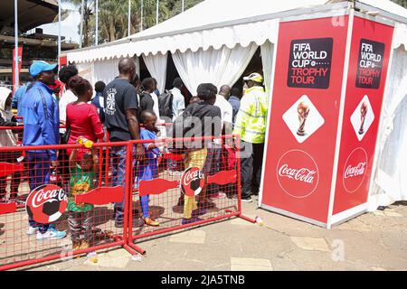 Nairobi, Kenia. 27.. Mai 2022. Kenianische Fußballfans stehen im Kenyatta International Convention Center vor der Schlange, um die Trophäe während der öffentlichen Zuschauerveranstaltung der FIFA World Cup Tour zu sehen. Die Welttournee der FIFA-Weltcup-Trophäe wird mindestens 22 Länder umfassen, darunter Kenia. (Foto von Boniface Muthoni/SOPA Images/Sipa USA) Quelle: SIPA USA/Alamy Live News Stockfoto