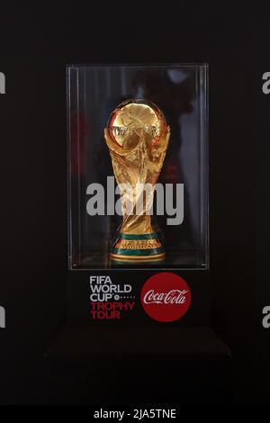 Nairobi, Kenia. 27.. Mai 2022. Die Trophäe der FIFA Fußball-Weltmeisterschaft (C) wurde im Kenyatta International Convention Center während der Public Viewing-Veranstaltung gezeigt. Die Welttournee der FIFA-Weltcup-Trophäe wird mindestens 22 Länder umfassen, darunter Kenia. (Foto von Boniface Muthoni/SOPA Images/Sipa USA) Quelle: SIPA USA/Alamy Live News Stockfoto