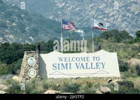 Ein Willkommen im Simi Valley und die Flaggen von Kalifornien und den Vereinigten Staaten entlang des Freeway 118, Donnerstag, 26. Mai 2022, im Simi Valley, Kalif. Stockfoto