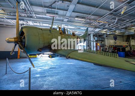 San Diego, California, USA - JULI 2018: Douglas SBD Dauntless Dive Bomber von 1940 im USS Midway Battleship Aviation Museum. Amerikanisch Stockfoto