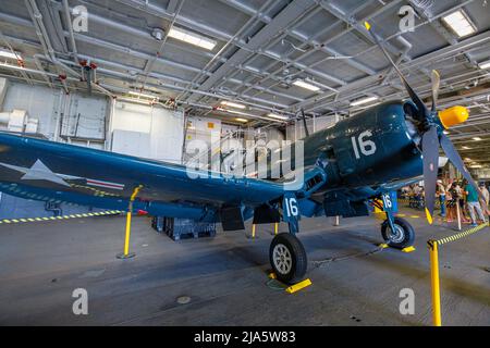 San Diego, California, USA - JULI 2018: Vought F4U Corsair American Fighter Aircraft of 1942 in USS Midway Battleship Museum. US-amerikanische Stockfoto