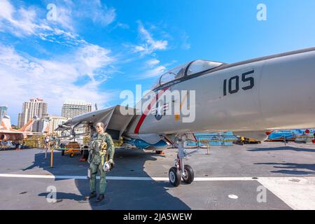 San Diego, USA - JULI 2018: Pilot mit Grumman F-14 Tomcat. Amerikanischer Überschalljet-Abfangjäger und Jagdbomber von 1970s in der Luftfahrt Stockfoto