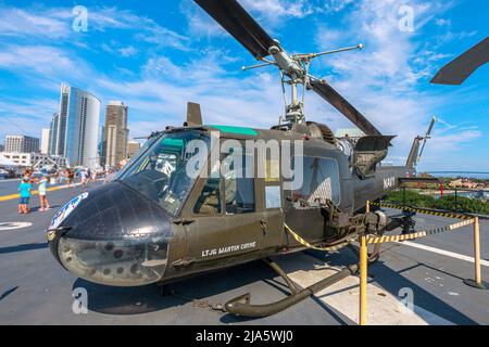 San Diego, California, USA - JULI 2018: UH-1 Huey Gunship Hubschrauber von 1960s. USS Midway Battleship Museum. Amerikanischer Hubschrauber diente in Stockfoto