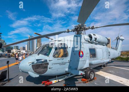 San Diego, California, USA - JULI 2018: Sikorsky SH-60 Seahawk Hubschrauber von 1980s im amerikanischen USS Midway Battleship Aviation Museum. Stockfoto