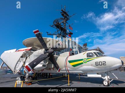 San Diego, California, USA - JULI 2018: Northrop Grumman E-2 Hawkeye, flugzeuggestützte Frühwarnflugzeuge von 1950s. Amerikanische USS Midway Stockfoto