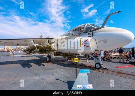 San Diego, Vereinigte Staaten - JULI 2018: Grumman A-6 Intruder. Twinjet Allwetter-Angriff Flugzeuge und Kämpfer-Kernwaffen Bomber des Marine Corps in Stockfoto