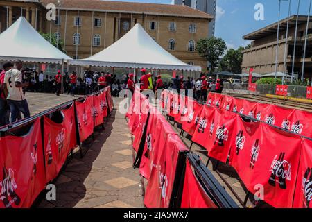 Nairobi, Kenia. 27.. Mai 2022. Während der FIFA-WM-Tour und der öffentlichen Besichtigung im K.I.C.C in Nairobi, Kenia, treffen sich die Bewohner für einen historischen Moment im K.I.C.C ein. Die Trophäe der FIFA-Weltmeisterschaft landete in Kenia für eine zweitägige Tour, bei der die Öffentlichkeit vor der diesjährigen Weltmeisterschaft in Katar angesehen werden konnte. (Bild: © Donwilson Odhiambo/ZUMA Press Wire) Bild: ZUMA Press, Inc./Alamy Live News Stockfoto