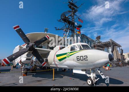 San Diego, California, USA - JULI 2018: Northrop Grumman E-2 Hawkeye, flugzeuggestützte Frühwarnflugzeuge von 1950s. Amerikanische USS Midway Stockfoto