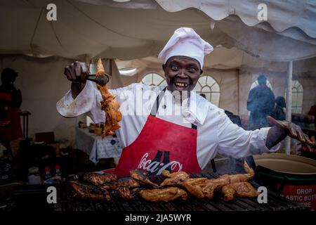 Nairobi, Kenia. 27.. Mai 2022. Ein Küchenchef bereitet während der FIFA-Weltmeisterschaft im K.I.C.C in Nairobi, Kenia, Mahlzeiten für die Öffentlichkeit zu. Die Trophäe der FIFA-Weltmeisterschaft landete in Kenia für eine zweitägige Tour, bei der die Öffentlichkeit vor der diesjährigen Weltmeisterschaft in Katar angesehen werden konnte. (Bild: © Donwilson Odhiambo/ZUMA Press Wire) Bild: ZUMA Press, Inc./Alamy Live News Stockfoto