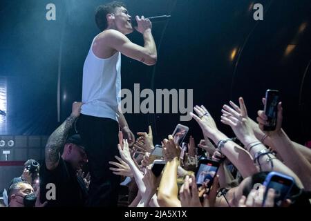 Brescia, Italien. 27. Mai 2022. Der italienische Sänger Blanco alias als Riccardo Fabbriconi während seiner Live-Konzerte in Brescia, Gran Teatro Morato für Blu Celeste Tour 2022 Credit: Roberto Tommasini/Alamy Live News Stockfoto