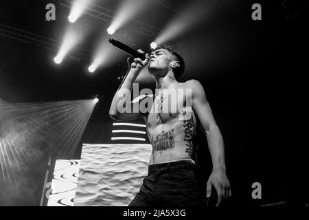 Brescia, Italien. 27. Mai 2022. Der italienische Sänger Blanco alias als Riccardo Fabbriconi während seiner Live-Konzerte in Brescia, Gran Teatro Morato für Blu Celeste Tour 2022 Credit: Roberto Tommasini/Alamy Live News Stockfoto