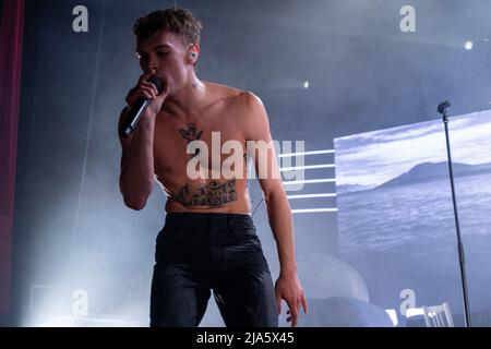 Brescia, Italien. 27. Mai 2022. Der italienische Sänger Blanco alias als Riccardo Fabbriconi während seiner Live-Konzerte in Brescia, Gran Teatro Morato für Blu Celeste Tour 2022 Credit: Roberto Tommasini/Alamy Live News Stockfoto