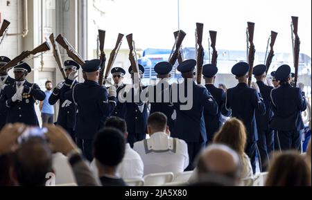 Miami, Usa. 27.. Mai 2022. Das Bohrteam der US-Armee und der Farbkontroller treten am Freitag, den 27. Mai 2022, beim Medientag der Hyundai Air & Sea Show auf der US Coast Guard Air Station in Miami, Florida, auf. Auf der Miami Memorial Day Luft- und Seeshow werden der US Army HH-60 Black Hawk, USAF A-10 Thunderbolt II, USAF B-52 Bomber, USAF C-130 Hercules, USAF C-17 Global Master III, USAF C-5 Galaxy, USAF CH-53 Sea Hengst, F-15 Eagle, USAF F-16 Fighting Falcon, USAF KC-135 Stratotanker, USN F-18 Rhino gezeigt. Foto von Gary i Rothstein/UPI Credit: UPI/Alamy Live News Stockfoto