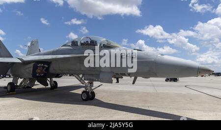 Miami, Usa. 27.. Mai 2022. Jets sitzen auf dem Asphalt beim Hyundai Air & Sea Show Medientag auf der US Coast Guard Air Station, Miami, Florida, am Freitag, den 27. Mai, 2022. Auf der Miami Memorial Day Luft- und Seeshow werden die US Army HH-60 Black Hawk, USAF A-10 Thunderbolt II, USAF B-52 Bomber, USAF C-130 Hercules, USAF C-17 Global Master III, USAF C-5 Galaxy, USAF CH-53 Sea Hengst, F-15 Eagle, USAF F-16 Fighting Falcon, USAF KC-135 Stratotanker, USN F-18 Rhino. Foto von Gary i Rothstein/UPI Credit: UPI/Alamy Live News Stockfoto