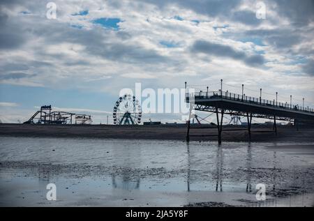 Skegness Beach, zeigt den Pier, Big Wheel in der Ferne. Skegness, Lincolnshire, Großbritannien. Ein englischer Urlaub in der Sommerzeit. Stockfoto