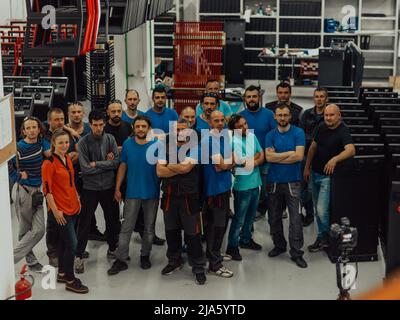 Portrait of Groups Vielfalt Arbeiter Fabrik oder Technik stehende Querlenker sehen in einer industriellen Produktionsfabrik selbstbewusst aus und arbeiten Stockfoto