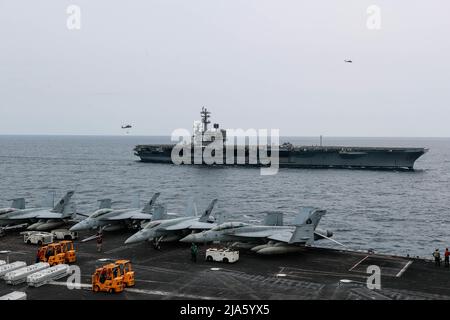 PHILIPPINISCHES MEER (20. Mai 2022) der Flugzeugträger USS Abraham Lincoln (CVN 72) der Nimitz-Klasse führt mit dem Flugzeugträger USS Ronald Reagan (CVN 76) eine Munitionsentladung durch. Die Abraham Lincoln Strike Group befindet sich im geplanten Einsatzgebiet der US-Flotte für 7., um die Interoperabilität durch Allianzen und Partnerschaften zu verbessern und gleichzeitig als reaktionsfähige Truppe zur Unterstützung einer freien und offenen Region im Indo-Pazifik-Raum zu dienen. (USA Navy Foto von Mass Communication Specialist Seaman Kassandra Alanis) Stockfoto