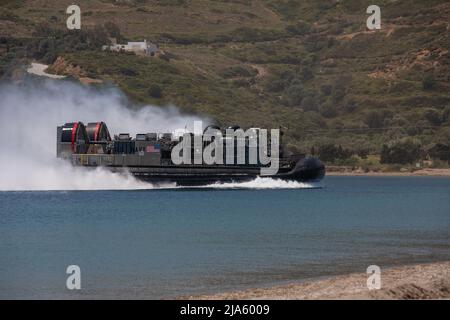 Ein U.S. Navy Landing Craft Air Cushion landet auf einem Strand oder einem Combined Forces Event während der Übung Alexander der große 2022, Skyros, Griechenland, 16. Mai 2022. Alexander der große 22 stärkt die Interoperabilität und die Bereitschaft der Streitkräfte zwischen den USA, Griechenland und den alliierten Nationen, indem er die strategische Verteidigung und Partnerschaft stärkt und gleichzeitig die Sicherheit und Stabilität in der Region fördert. (USA Marine Corps Foto von CPL. Henry Rodriguez) Stockfoto