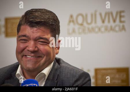 Bogota, Kolumbien. 27.. Mai 2022. Der kolumbianische Senatspräsident Juan Diego Gomez spricht während einer Pressekonferenz anlässlich der bevorstehenden Präsidentschaftswahlen am sonntag, dem 29. Mai. In Bogota, Kolumbien, 27. Mai 2022. Foto: Perla Bayona/Long Visual Press Kredit: Long Visual Press/Alamy Live News Stockfoto