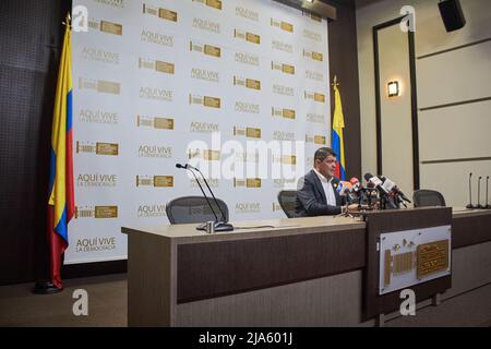 Bogota, Kolumbien. 27.. Mai 2022. Der kolumbianische Senatspräsident Juan Diego Gomez spricht während einer Pressekonferenz anlässlich der bevorstehenden Präsidentschaftswahlen am sonntag, dem 29. Mai. In Bogota, Kolumbien, 27. Mai 2022. Foto: Perla Bayona/Long Visual Press Kredit: Long Visual Press/Alamy Live News Stockfoto