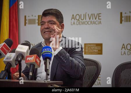 Bogota, Kolumbien. 27.. Mai 2022. Der kolumbianische Senatspräsident Juan Diego Gomez spricht während einer Pressekonferenz anlässlich der bevorstehenden Präsidentschaftswahlen am sonntag, dem 29. Mai. In Bogota, Kolumbien, 27. Mai 2022. Foto: Perla Bayona/Long Visual Press Kredit: Long Visual Press/Alamy Live News Stockfoto