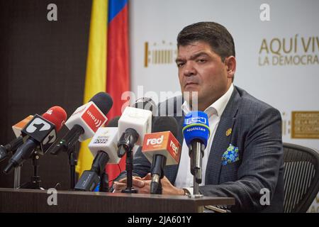 Bogota, Kolumbien. 27.. Mai 2022. Der kolumbianische Senatspräsident Juan Diego Gomez spricht während einer Pressekonferenz anlässlich der bevorstehenden Präsidentschaftswahlen am sonntag, dem 29. Mai. In Bogota, Kolumbien, 27. Mai 2022. Foto: Perla Bayona/Long Visual Press Kredit: Long Visual Press/Alamy Live News Stockfoto