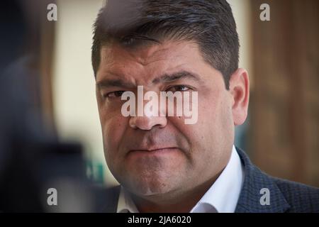 Bogota, Kolumbien. 27.. Mai 2022. Der kolumbianische Senatspräsident Juan Diego Gomez spricht während einer Pressekonferenz anlässlich der bevorstehenden Präsidentschaftswahlen am sonntag, dem 29. Mai. In Bogota, Kolumbien, 27. Mai 2022. Foto: Perla Bayona/Long Visual Press Kredit: Long Visual Press/Alamy Live News Stockfoto