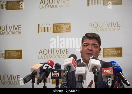 Bogota, Kolumbien. 27.. Mai 2022. Der kolumbianische Senatspräsident Juan Diego Gomez spricht während einer Pressekonferenz anlässlich der bevorstehenden Präsidentschaftswahlen am sonntag, dem 29. Mai. In Bogota, Kolumbien, 27. Mai 2022. Foto: Perla Bayona/Long Visual Press Kredit: Long Visual Press/Alamy Live News Stockfoto