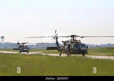 UH-60m Blackhawk Hubschrauber von 2-2 Sturmhubschrauber Bataillon landete schnell auf Camp Humphreys, um Soldaten der 1. Brigade, 1. Armored Division für einen Luftangriff zur Unterstützung der Warrior Ready Strike Training Übung abzuholen. Stockfoto