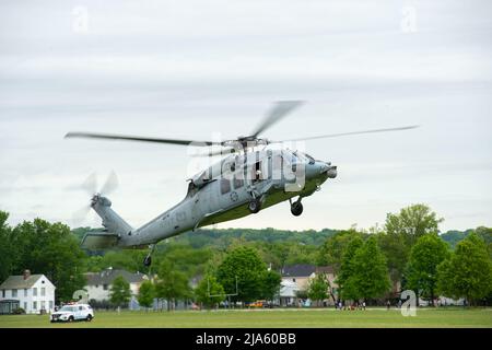 NEW YORK (24. Mai 2022) ein MH-60s (Sea Hawk) Hubschrauber, der dem Hubschrauber Sea Combat Squadron (HSC) 7 zugewiesen wurde, landet während einer Flugdemonstration auf Miller Field, Staten Island, N.Y., um die Aufmerksamkeit der Marine während der Entwicklung des Warm New York durch den Navy Recruiting Command in Verbindung mit der Fleet Week New York (FWNY) 2022 zu wecken. Seit 1984 findet fast jedes Jahr das Fest der Seedienste in der Stadt statt. Dieses Jahr ist das Jahr 34.. FWNY bietet den Bürgern von New York City und dem umliegenden Tri-State-Gebiet die Möglichkeit, Seeleute, Marineinfanteristen und Küstenwartsmänner zu treffen und „See First“ zu sehen Stockfoto