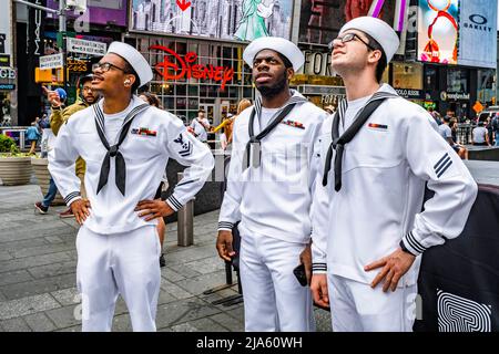 New York, New York, USA. 27.. Mai 2022. NYC begrüßt die mutigen Männer und Frauen der US Navy, der Marine und der Küstenwache zur Fleet Week. Die einwöchige Feier umfasst die Parade der Schiffe und andere Veranstaltungen wie Schiffstouren und Konzerte in der Stadt. Es ist das erste Mal seit der Pandemie, dass die Flottenwoche stattfindet. Matrosen des amphibischen Angriffsschiffs, der militärischen USS Bataan, nehmen die Sehenswürdigkeiten auf dem Times Square in Angriff. (Bild: © Milo Hess/ZUMA Press Wire) Stockfoto