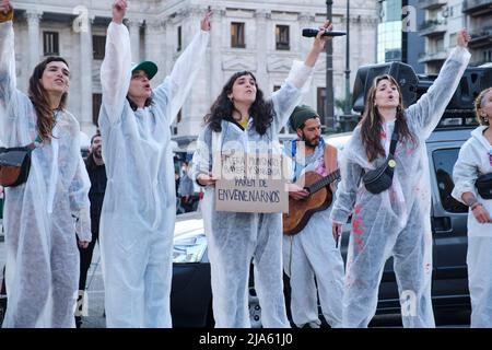 Buenos Aires, Argentinien; 21. Mai 2022: Aktivisten in Biohazard-Anzügen singen Parolen gegen den Einsatz von GVO und Pestiziden in der Landwirtschaft, vorne Stockfoto