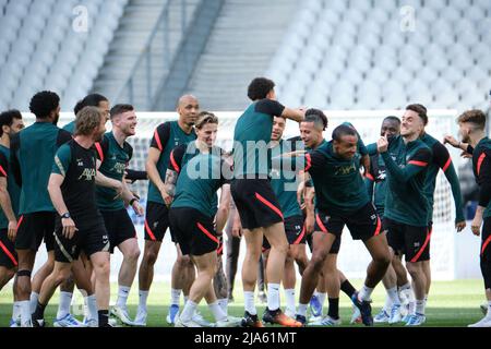 Paris, Frankreich. 27.. Mai 2022. Die Spieler von Liverpool nehmen am 27. Mai 2022 an einer Trainingseinheit in Paris, Frankreich, Teil, bevor das UEFA Chamiopns League-Finale zwischen Real Madrid und dem FC Liverpool stattfindet. Quelle: Meng Dingbo/Xinhua/Alamy Live News Stockfoto
