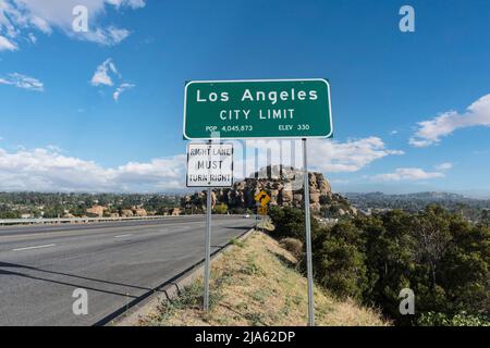 Los Angeles City Limit Schild am Topanga Canyon Blvd - State Route 27 in Chatsworth, Kalifornien. Der Stoney Point Park ist im Hintergrund. Stockfoto