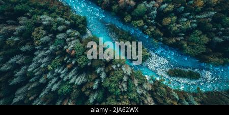 Drone-Luftaufnahme von oben auf Bergfluss und Wald Stockfoto