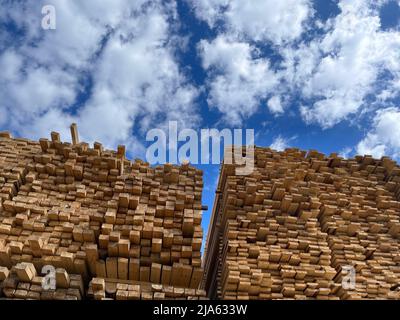 Holzbretter, Schnittholz, Industrieholz, Schnittholz. Holzstapel aus Kiefernholz aus natürlichen, rauen Holzbrettern auf der Baustelle. Industrielle Holzbaumatte Stockfoto