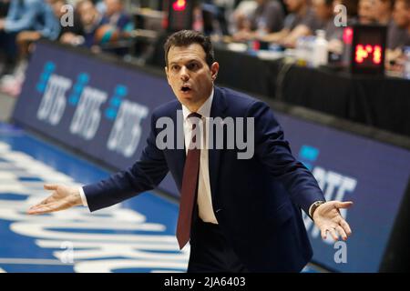 Sankt Petersburg, Russland. 27.. Mai 2022. Dimitris Itoudis, Cheftrainer von CSKA, wurde beim vierten Match-Finale des VTB United League-Basketballspiels zwischen Zenit und CSKA in der Sibur Arena gesehen. Endstand; Zenit Saint Petersburg 110:111 CSKA Moscow. (Foto von Maksim Konstantinov/SOPA Images/Sipa USA) Quelle: SIPA USA/Alamy Live News Stockfoto