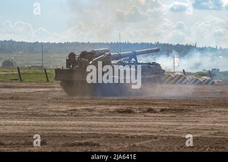 ALABINO, RUSSLAND - 25. AUGUST 2020: Die selbstfahrende Artilleriebalette 2S7M 'Malka' tritt in die Position. Ein Fragment des Demonstrationsprogramms der mil Stockfoto