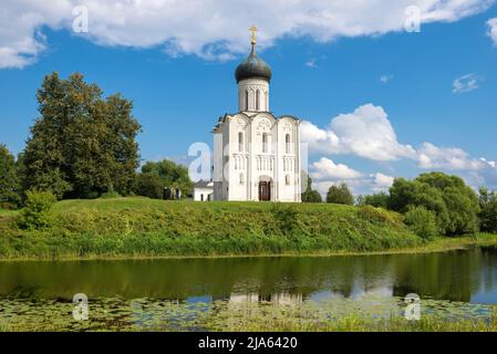 Blick auf die mittelalterliche Kirche der Fürbitte am Nerl an einem sonnigen Augusttag. Bogolyubowo, Goldener Ring Russlands Stockfoto