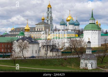 Blick auf die Heilige Dreifaltigkeit Sergius Lavra an einem Aprilnachmittag. Sergiev Posad. Region Moskau, Russland Stockfoto