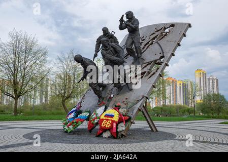 SANKT PETERSBURG, RUSSLAND - 15. MAI 2021: Denkmal für die Soldaten der russischen Spezialeinheiten im Park der Internationalisten am 1. Mai Stockfoto