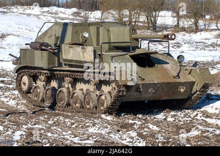 KRASNOE SELO, RUSSLAND - 27. MÄRZ 2022: Sowjetische Selbstfahrlafette SU-76 auf dem Panzerbereich des militärisch-patriotischen Parks "Steel Landing" Stockfoto