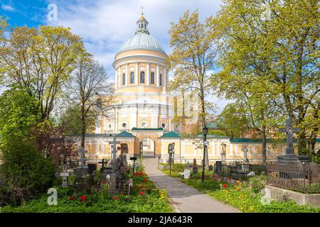 ST. PETERSBURG, RUSSLAND - 23. MAI 2022: Sonniger Maitag auf dem alten Nikolaikfriedhof. Blick auf die Trinity Cathedral. Alexander Newski Lavra Stockfoto