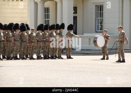 London, Großbritannien. 27.. Mai 2022. Eine Truppe von Soldaten probt in den Wellington Barracks für die Parade „Trooping the Colour“. Die Veranstaltung ist für den 2.. Juni 2022 geplant, wo mehr als 1.400 Paradiersoldaten, 200 Pferde und 400 Musiker zur traditionellen Parade anlässlich der 70-jährigen Regierungszeit der Königin zusammenkommen werden. Das Platin-Jubiläum umfasst Straßenfeste, das Londoner Trooping the Color, den Service of Thanksgiving, Konzerte und Festveranstaltungen, die über einen Zeitraum von vier Tagen gefeiert werden. Kredit: SOPA Images Limited/Alamy Live Nachrichten Stockfoto