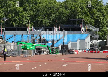 London, Großbritannien. 27.. Mai 2022. Eine Truppe von Soldaten probt in den Wellington Barracks für die Parade „Trooping the Colour“. Die Veranstaltung ist für den 2.. Juni 2022 geplant, wo mehr als 1.400 Paradiersoldaten, 200 Pferde und 400 Musiker zur traditionellen Parade anlässlich der 70-jährigen Regierungszeit der Königin zusammenkommen werden. Das Platin-Jubiläum umfasst Straßenfeste, das Londoner Trooping the Color, den Service of Thanksgiving, Konzerte und Festveranstaltungen, die über einen Zeitraum von vier Tagen gefeiert werden. Kredit: SOPA Images Limited/Alamy Live Nachrichten Stockfoto