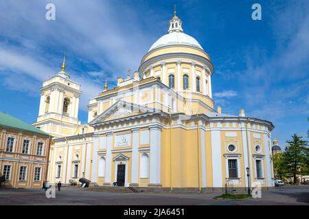 Trinity Cathedral an einem sonnigen Maitag. Alexander Newski Lavra, St. Petersburg, Russland Stockfoto