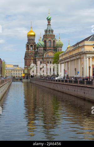 SANKT PETERSBURG, RUSSLAND - 23. MAI 2022: Kathedrale der Auferstehung Christi (Heiland auf vergossenen Blut) auf dem Gribojedow Kanal am Mainachmittag Stockfoto