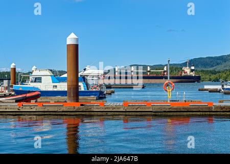 Ein Lastkahn ankerte in der Nähe des Yachthafens am Rushbrook Harbour in Prince Rupert in British Columbia, Kanada Stockfoto