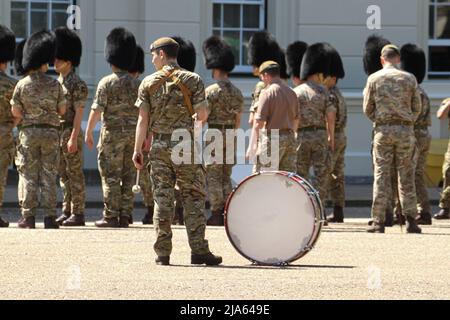 London, Großbritannien. 27.. Mai 2022. Eine Truppe von Soldaten probt in den Wellington Barracks für die Parade „Trooping the Colour“. Die Veranstaltung ist für den 2.. Juni 2022 geplant, wo mehr als 1.400 Paradiersoldaten, 200 Pferde und 400 Musiker zur traditionellen Parade anlässlich der 70-jährigen Regierungszeit der Königin zusammenkommen werden. Das Platin-Jubiläum umfasst Straßenfeste, das Londoner Trooping the Color, den Service of Thanksgiving, Konzerte und Festveranstaltungen, die über einen Zeitraum von vier Tagen gefeiert werden. (Foto von David Mbiyu/SOPA Images/Sipa USA) Quelle: SIPA USA/Alamy Live News Stockfoto