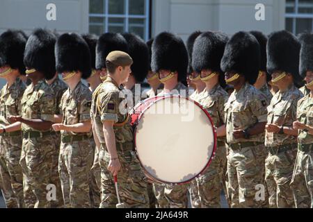 London, Großbritannien. 27.. Mai 2022. Eine Truppe von Soldaten probt in den Wellington Barracks für die Parade „Trooping the Colour“. Die Veranstaltung ist für den 2.. Juni 2022 geplant, wo mehr als 1.400 Paradiersoldaten, 200 Pferde und 400 Musiker zur traditionellen Parade anlässlich der 70-jährigen Regierungszeit der Königin zusammenkommen werden. Das Platin-Jubiläum umfasst Straßenfeste, das Londoner Trooping the Color, den Service of Thanksgiving, Konzerte und Festveranstaltungen, die über einen Zeitraum von vier Tagen gefeiert werden. (Foto von David Mbiyu/SOPA Images/Sipa USA) Quelle: SIPA USA/Alamy Live News Stockfoto